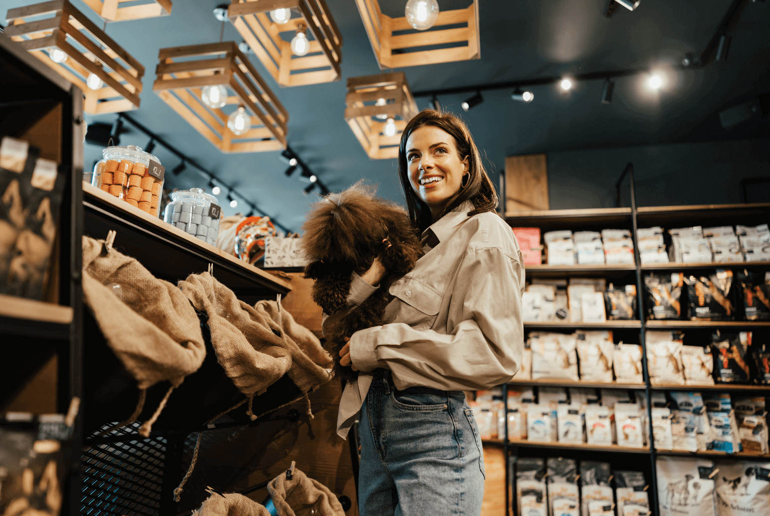 frau-mit-hund-im-Shop